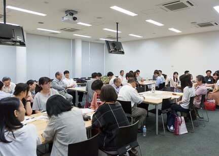 教育委員会から派遣された講師から指導を受けている様子