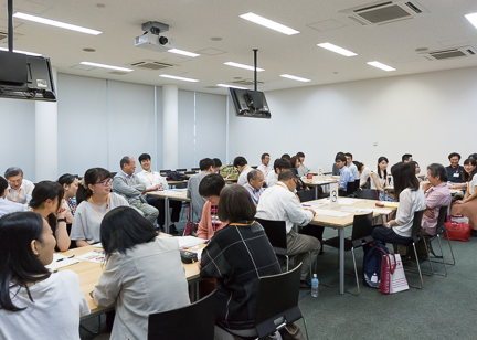 教育委員会から派遣された講師から指導を受けている様子