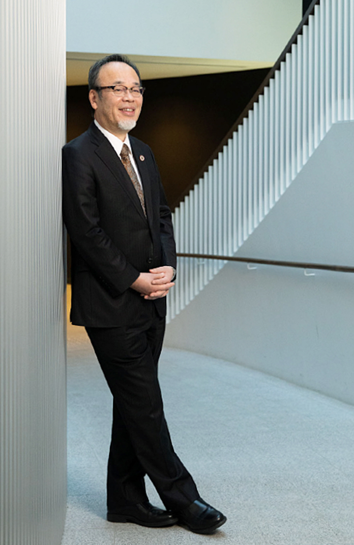 キャンパス内で佇む畑山浩昭学長