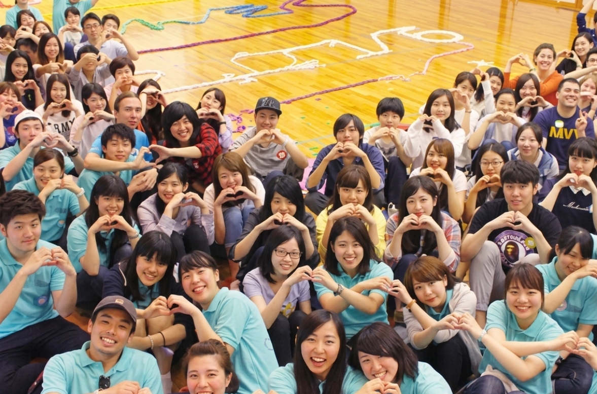 様々な国の学生の集合写真