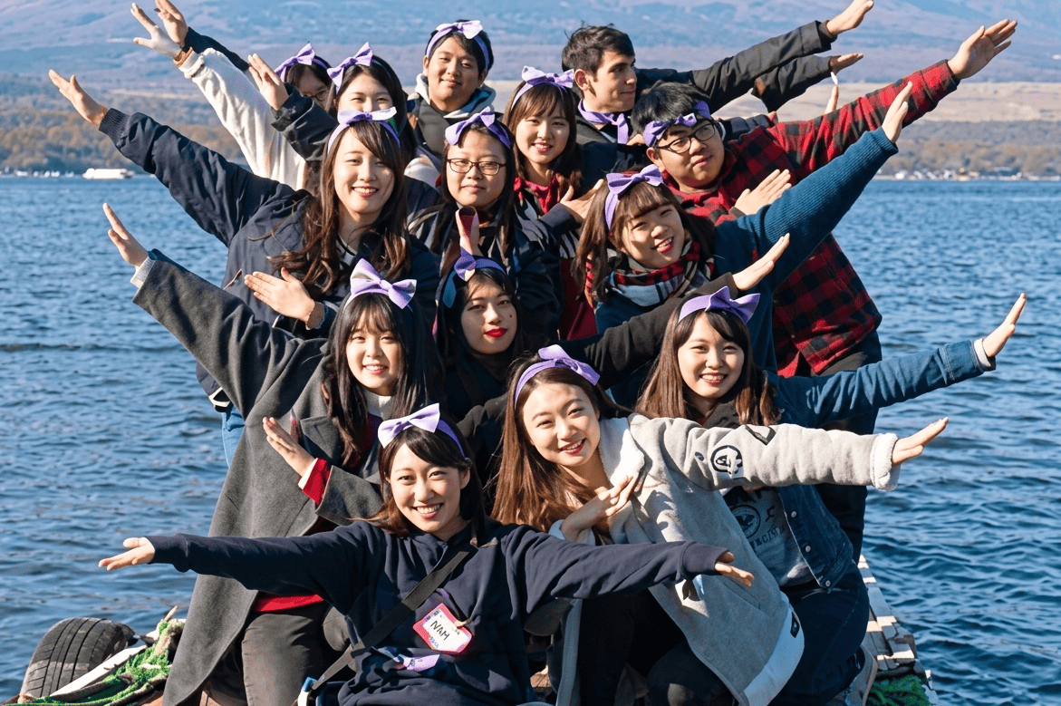 富士山を背景にキャンプ時の集合写真