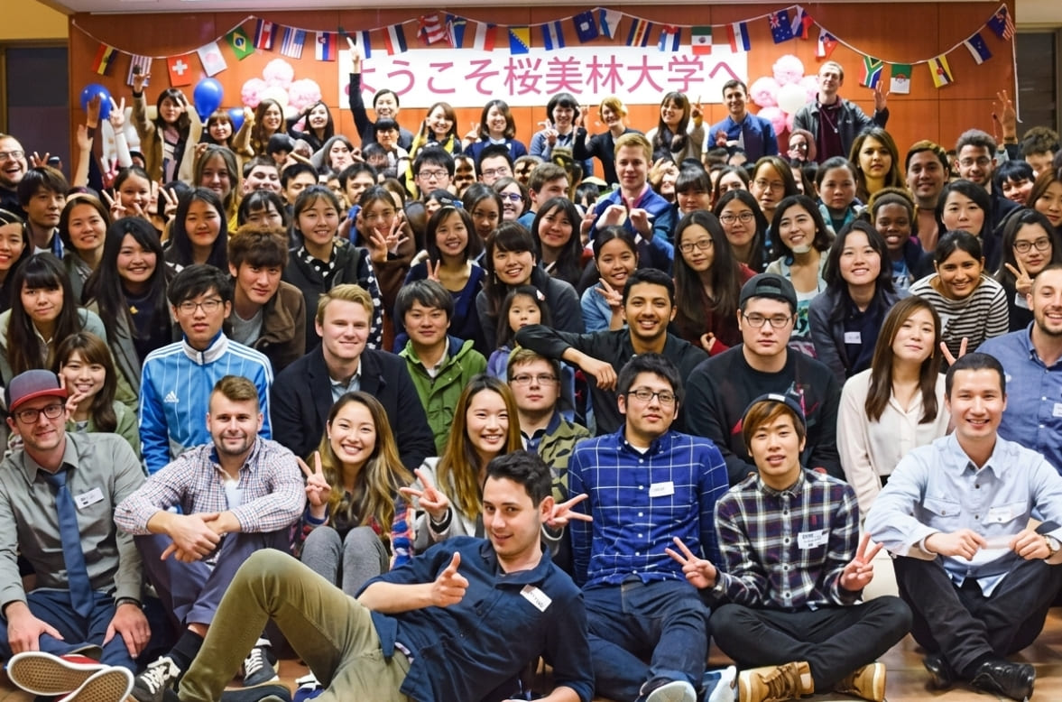 来日した海外の学生と交流している様子