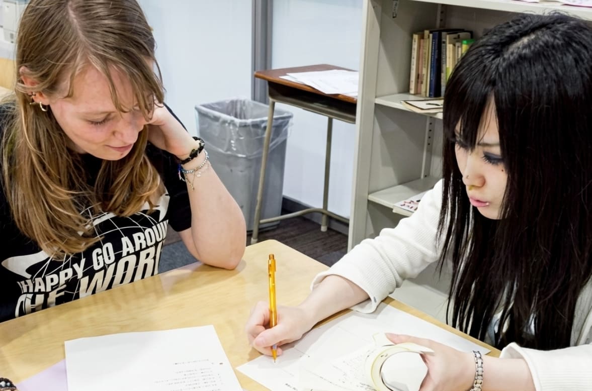 海外の学生をサポートしている様子