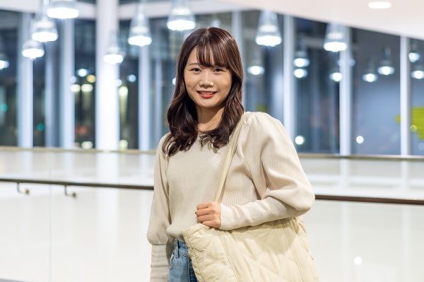 キャンパス内で笑顔で佇む佐藤萌奈