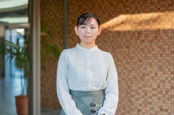 キャンパス内で微笑む奥瀬桜子