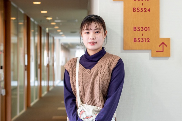 キャンパス内で笑顔で佇む瀬戸山美奈