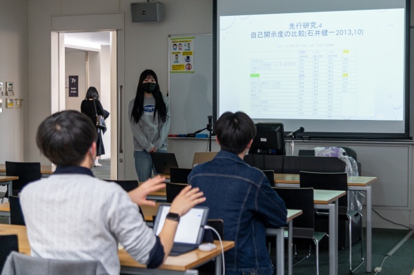 専攻演習Ⅰ・Ⅱ ことば・文化・コミュニケーション（多々良ゼミ）の授業風景