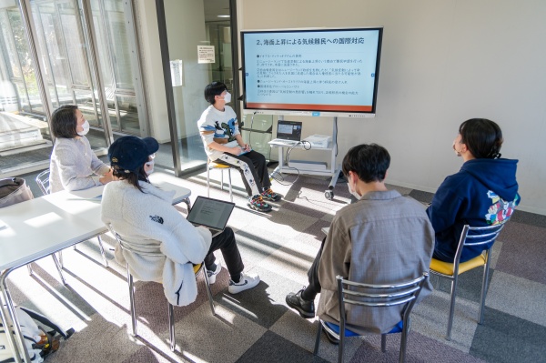 専攻演習（地球社会の共生国際法、国際機構論、人間の安全保障から考える）の授業風景