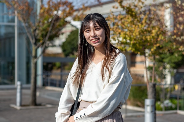 キャンパス内で笑顔で佇む柴田曉希