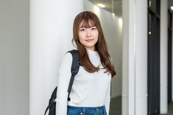 キャンパス内で笑顔で佇む福永　日菜美