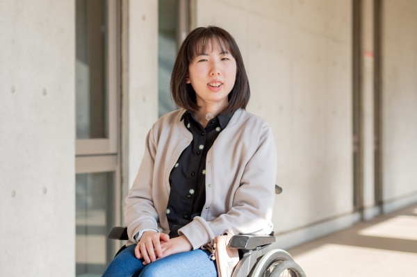 キャンパス内で笑顔で佇む若松裕菜