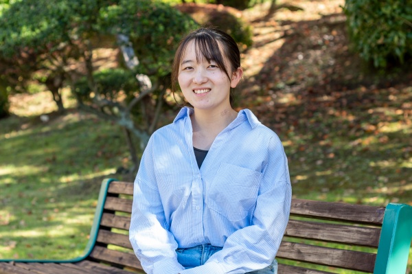 教室内で微笑む佐々木 千翔