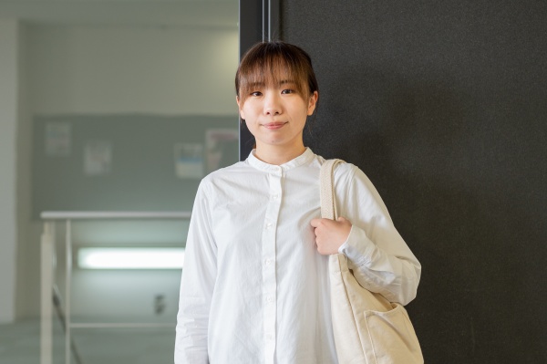 教室内で微笑む間川百々奈