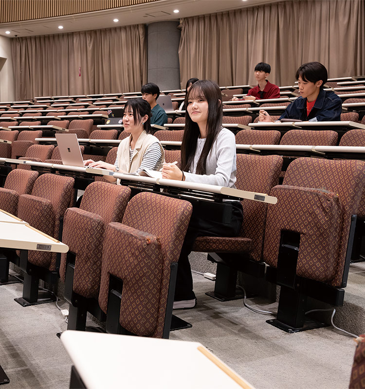 学生たちが授業を受けている様子