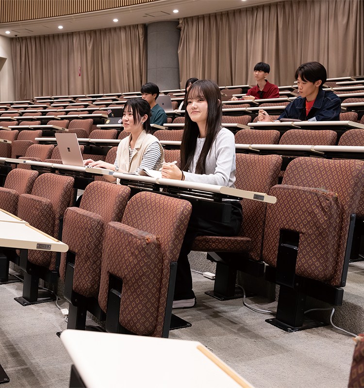 学生たちが授業を受けている様子