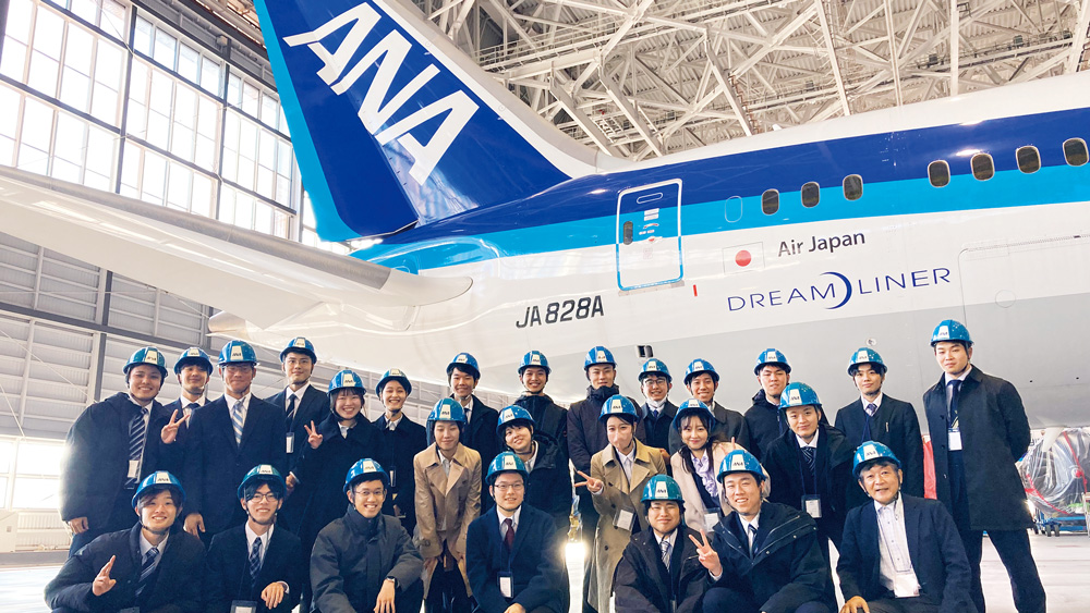 航空機と学生たちの集合写真