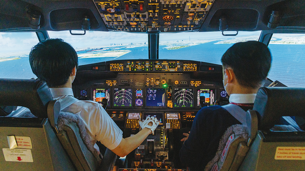訓練機器で学生が教員の指導を受けている様子