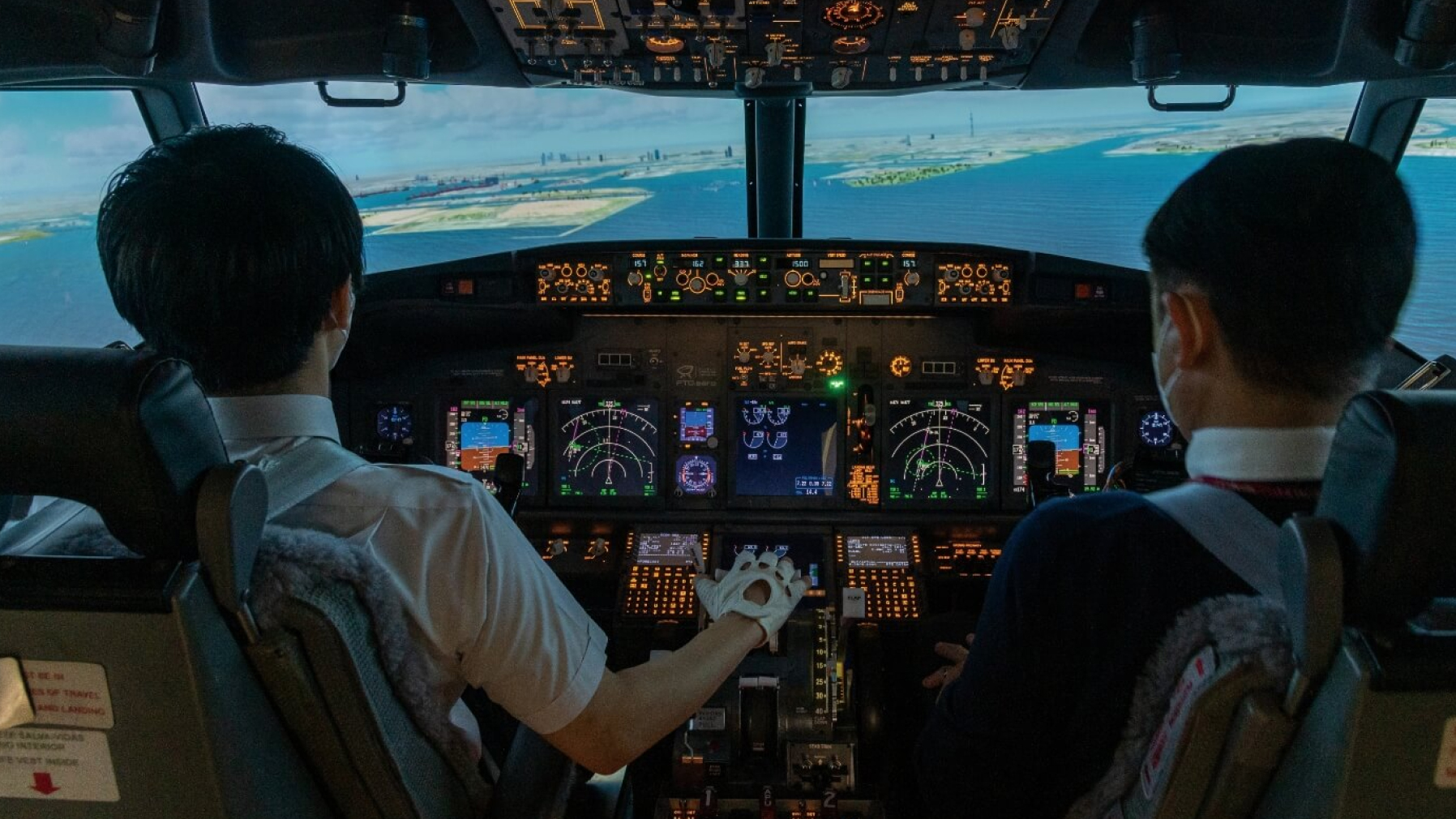 本格的なB737型模擬飛行訓練装置（FTD）を使用した訓練の様子。