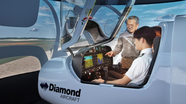 小型双発機DA42型のフライト・トレーニング・デバイス（FTD）での訓練風景。