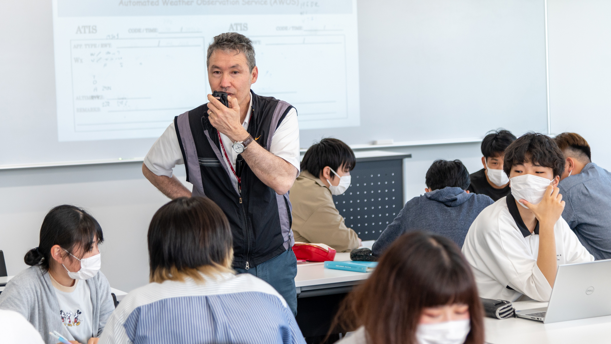 航法図を用いて指導する授業の様子
