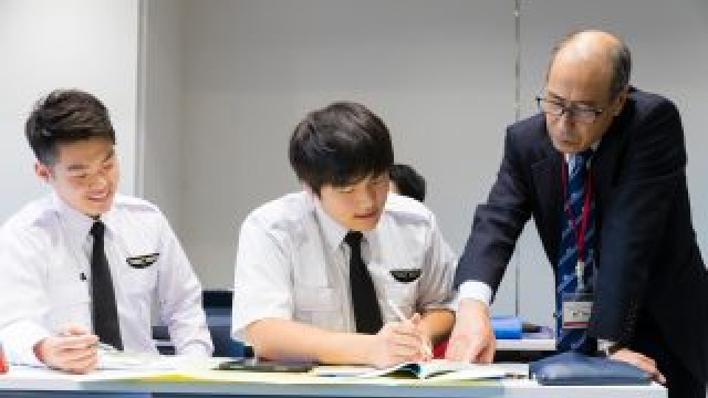 教員が学生に指導している様子