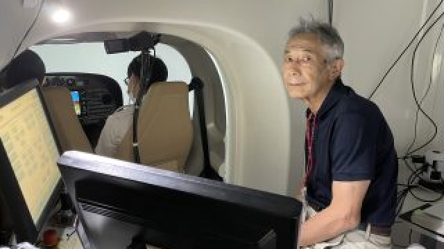 教員と学生が訓練機材を使用している様子