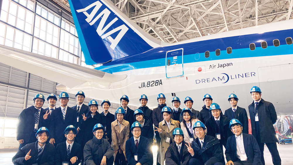 航空機と一緒に学生たちが写っている様子