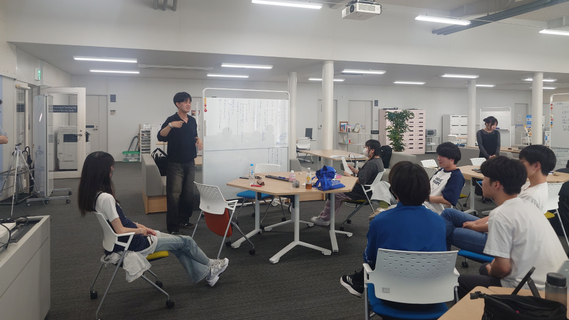教室で学生たちがグループワークをしている様子