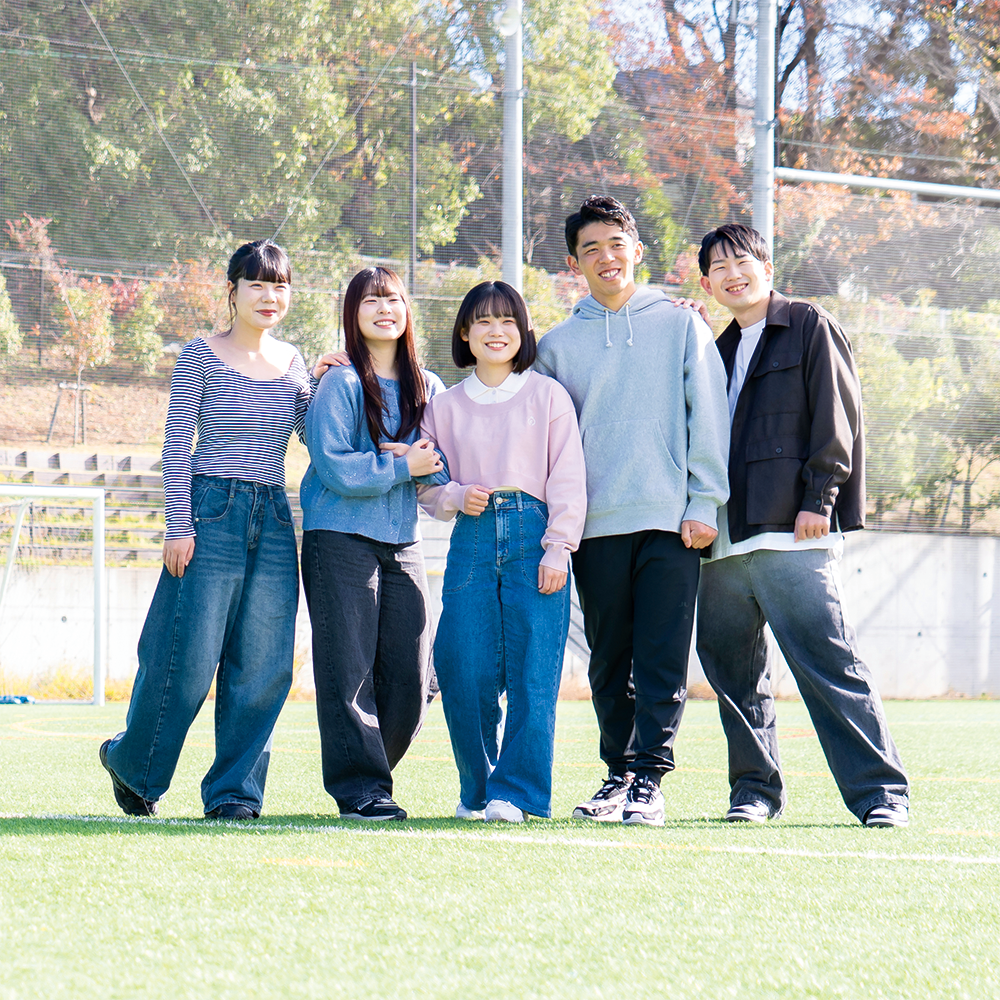 色々な専攻を学んでいる学生たちの集合写真