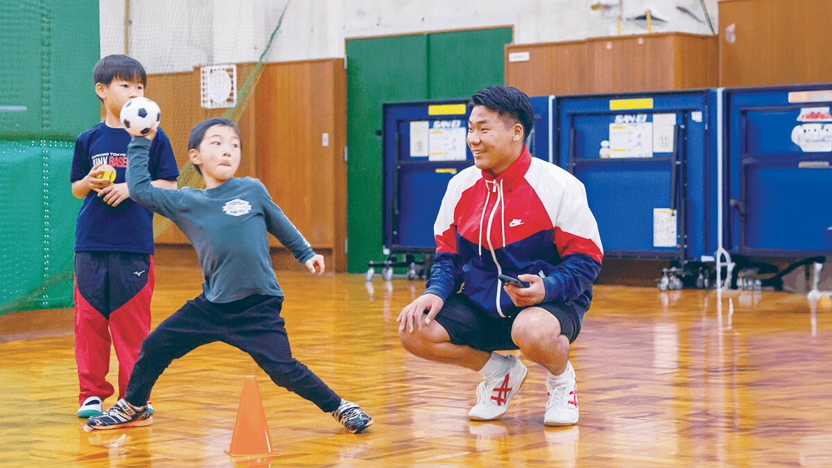 地域の子供達と学生がスポーツを通じて交流する様子