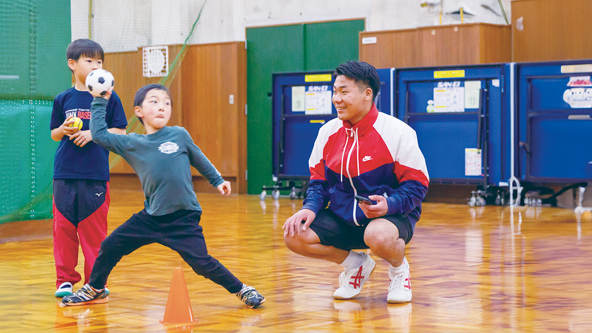 地域の子供達と学生がスポーツを通じて交流する様子