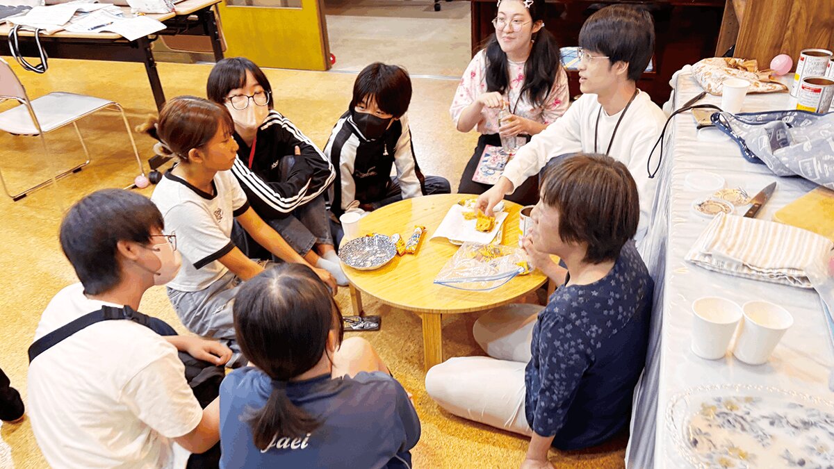 地域の子供達と学生が談笑する様子
