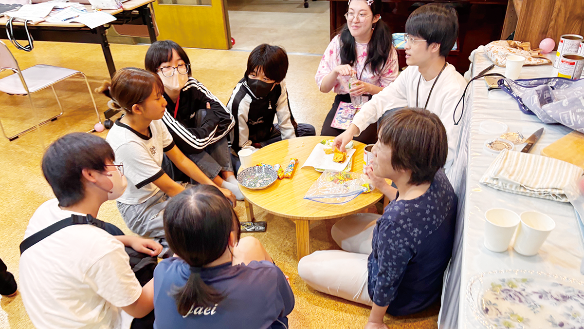 地域の子供達と学生が談笑する様子