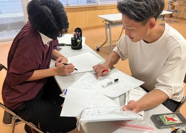 日本に住む外国人と交流する学生の様子