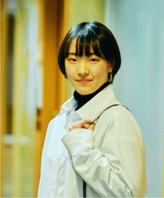 キャンパス内で笑顔で佇む橋本優花さん