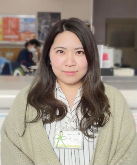 キャンパス内で笑顔で佇む北澤佳奈さん