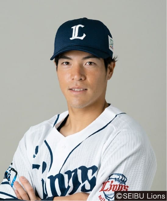 キャンパス内で笑顔で佇む山野辺　翔 