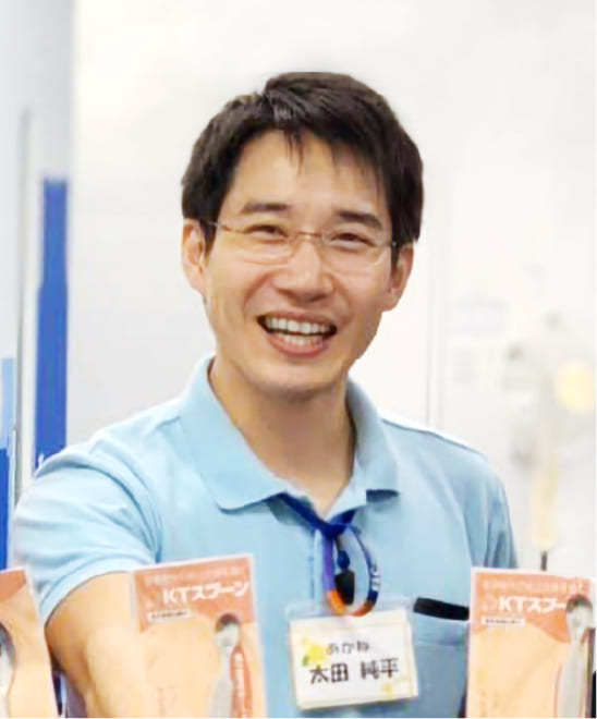 キャンパス内で笑顔で佇む太田純平さん