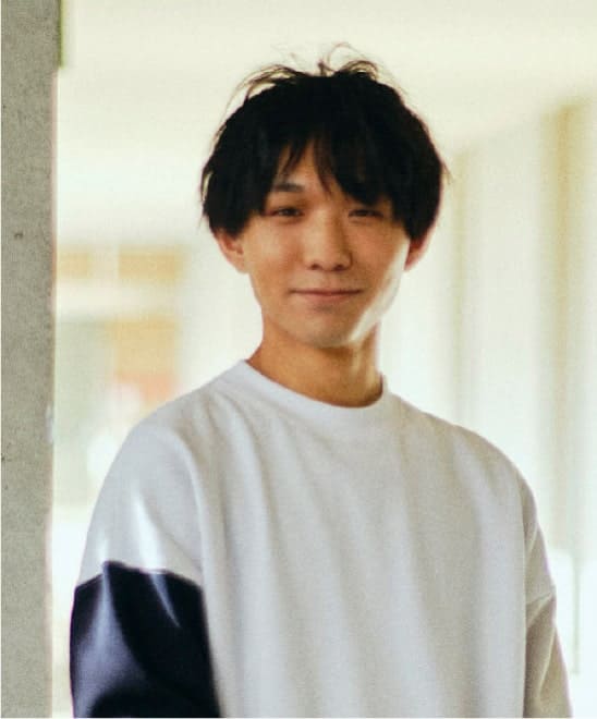 キャンパス内で笑顔で佇む笠原純之介さん