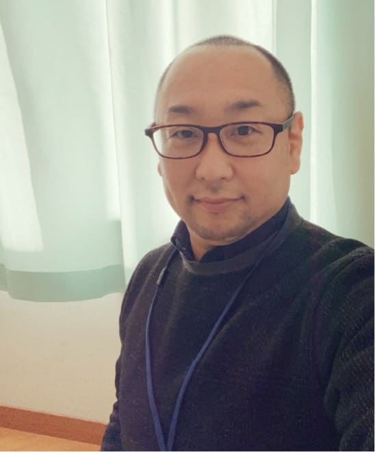 キャンパス内で笑顔で佇む蜂屋竜馬さん