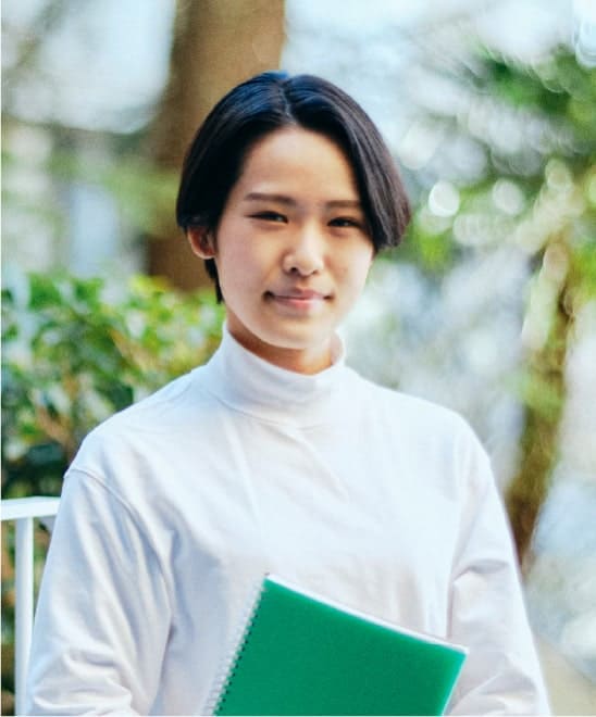 キャンパス内で笑顔で佇む 森垣 杏美佳 