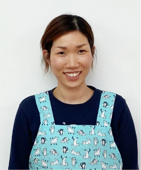 キャンパス内で笑顔で佇む 鹿野　絵莉子 さん