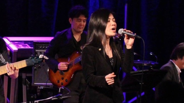 学生が楽器を演奏したり歌っている様子
