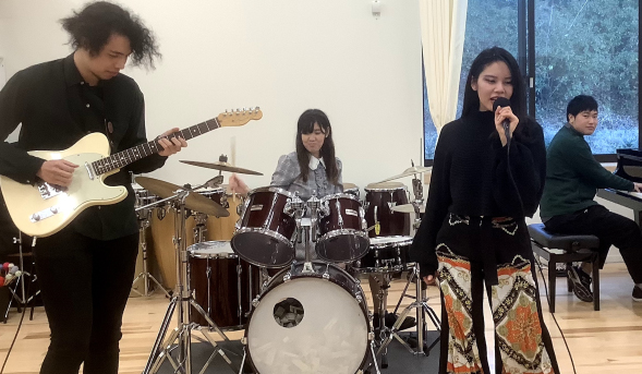 学生が楽器を演奏したり歌っている様子