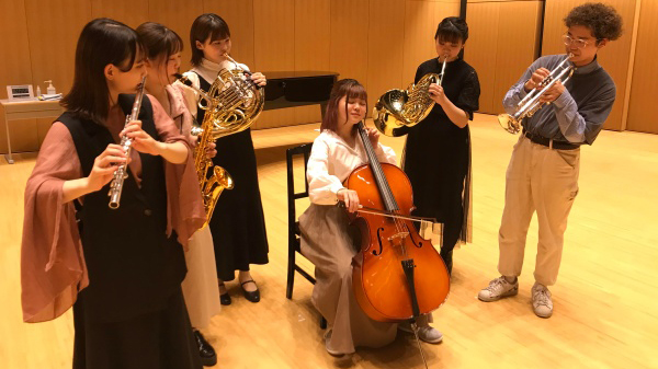 学生が楽器を演奏している様子