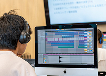 学生がPCを使って作業している様子