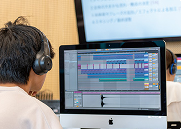 学生がPCを使って作業している様子