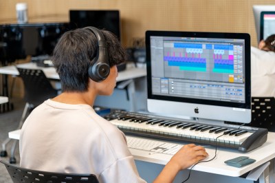 学生が現場の技術を学んでいる様子