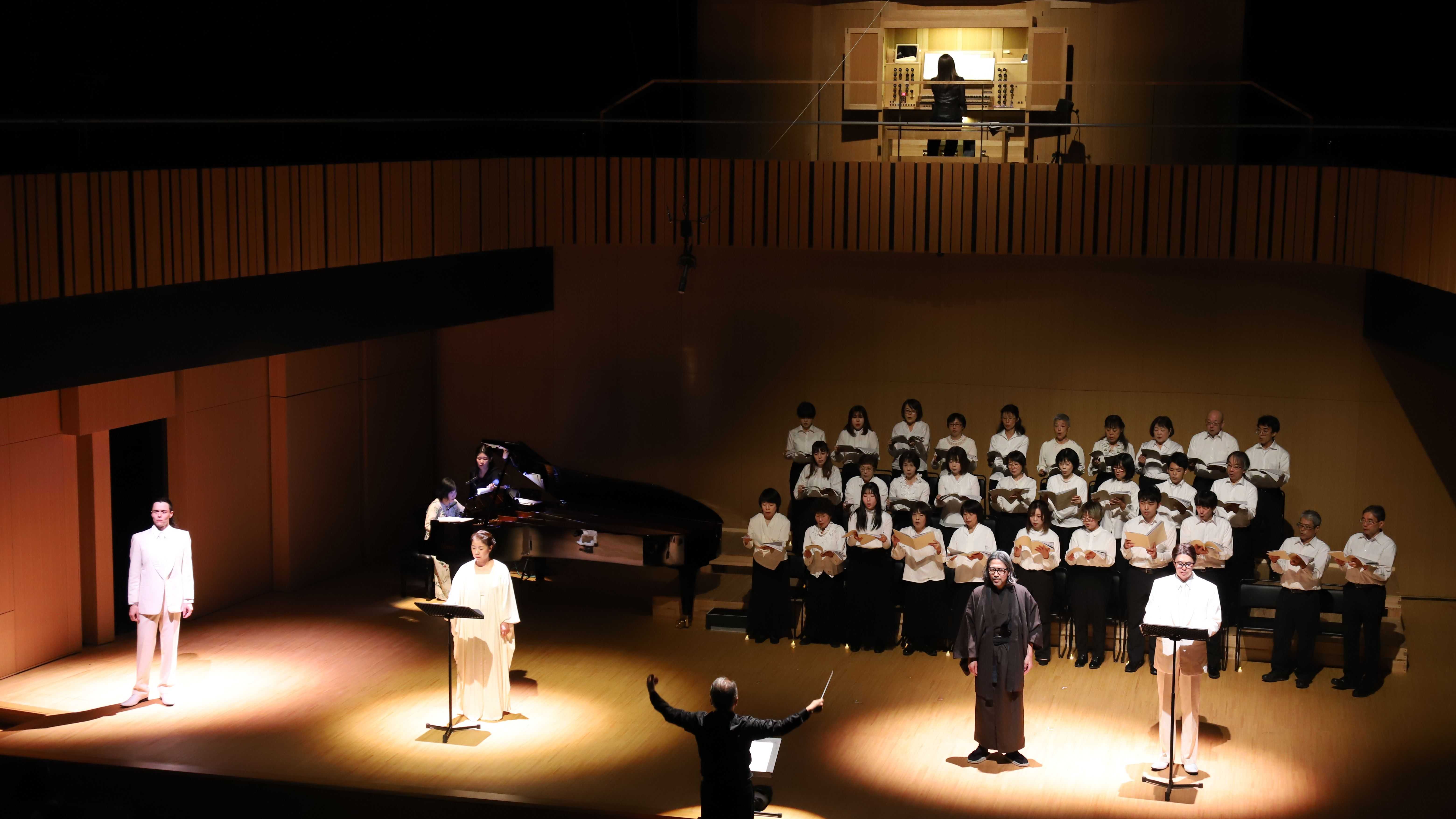 合唱と演劇を舞台で行なっている様子