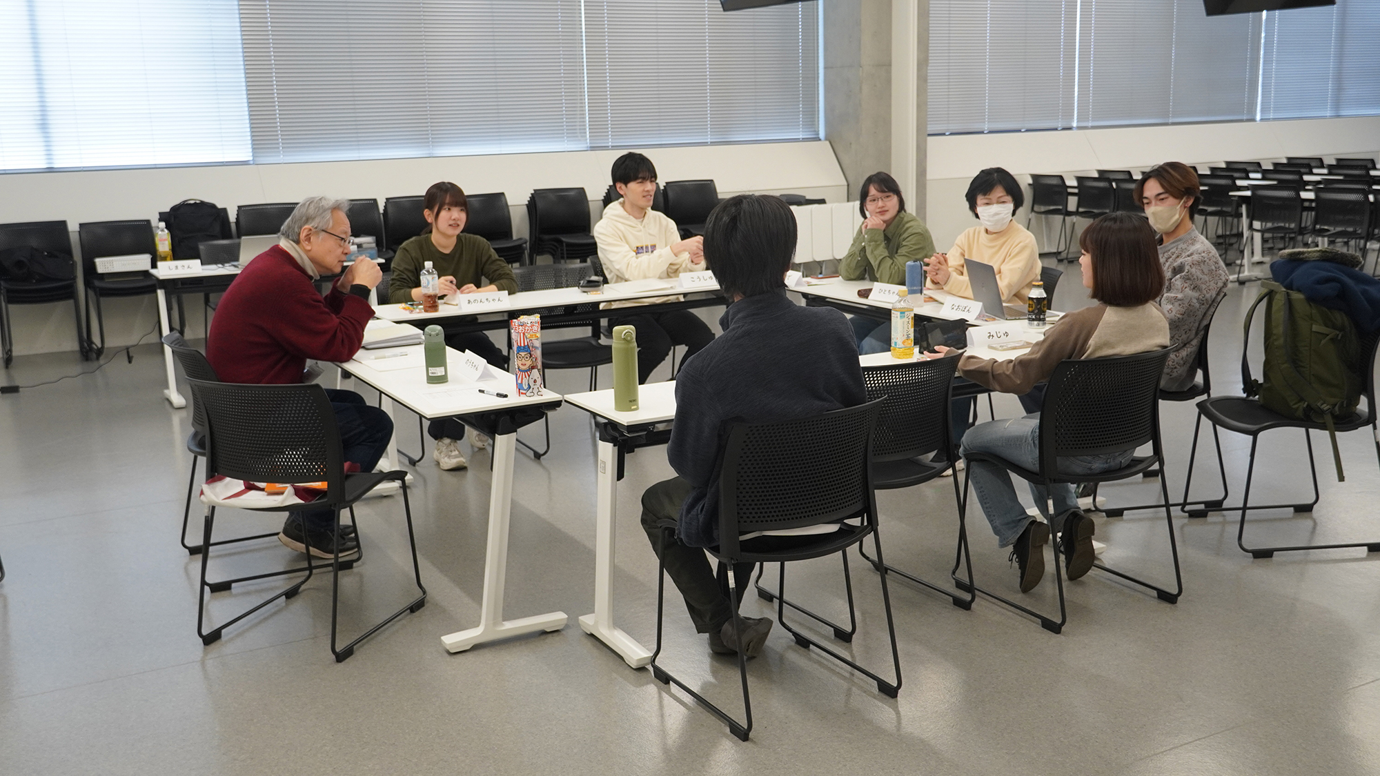 参加者それぞれの人生のエピソードを語り合うワークショップの様子